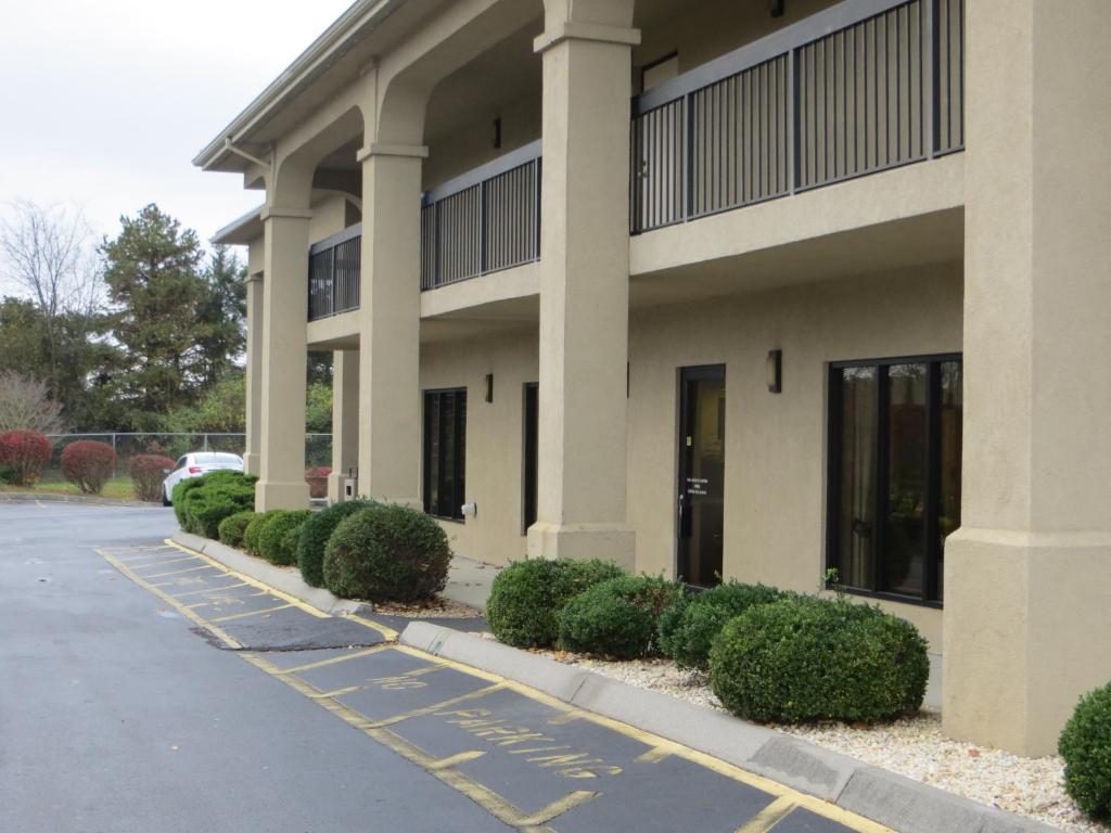 Travelodge By Wyndham Knoxville East מראה חיצוני תמונה